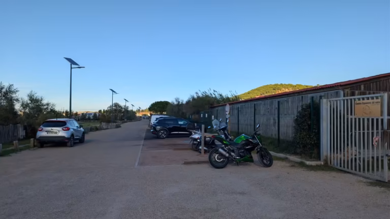 Stationnement devant le Centre Équestre de Sète