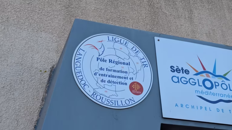Plaque de la Ligue de tir Languedoc-Roussillon et logo Sète Agglopôle