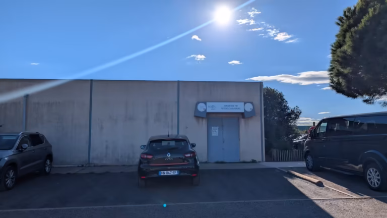 Bâtiment du stand de tir et son parking