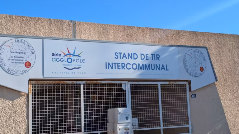 Enseigne « Stand de tir intercommunal » au-dessus de la grille d'entrée