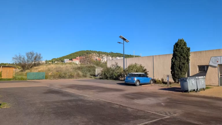 Parking du stand de tir et colline en arrière-plan