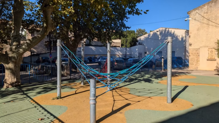 Filet d'escalade de l'aire de jeux sur sol souple, esplanade de Poussan