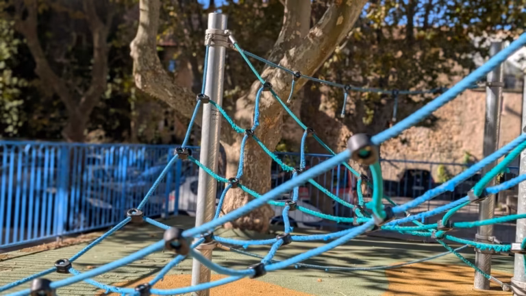 Structure de cordes bleues de l'aire de jeux à Poussan