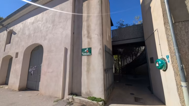 Bâtiment de la salle Jean Théron et son passage, en face du Foyer des Campagnes à Poussan