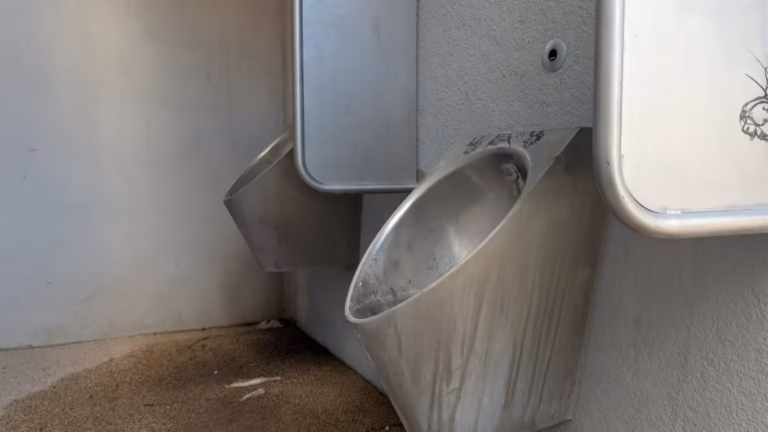 Urinoir en inox des toilettes publiques de Poussan
