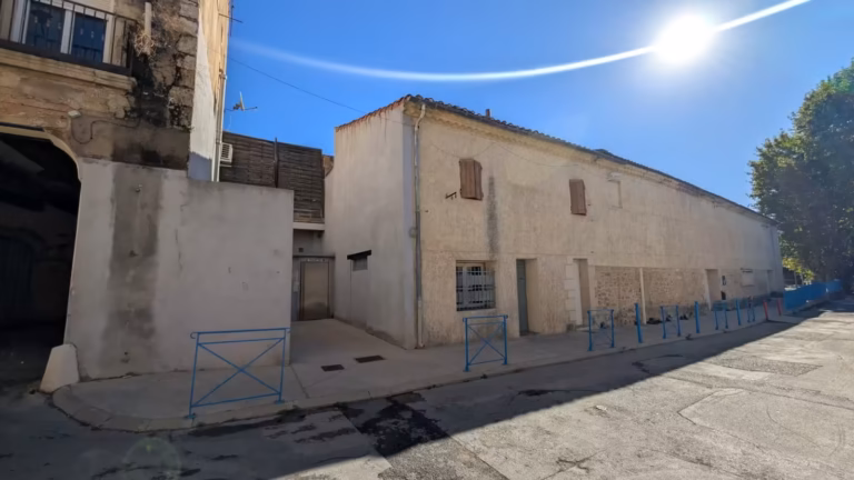 Bâtiment du Foyer des Campagnes à Poussan vu depuis la place