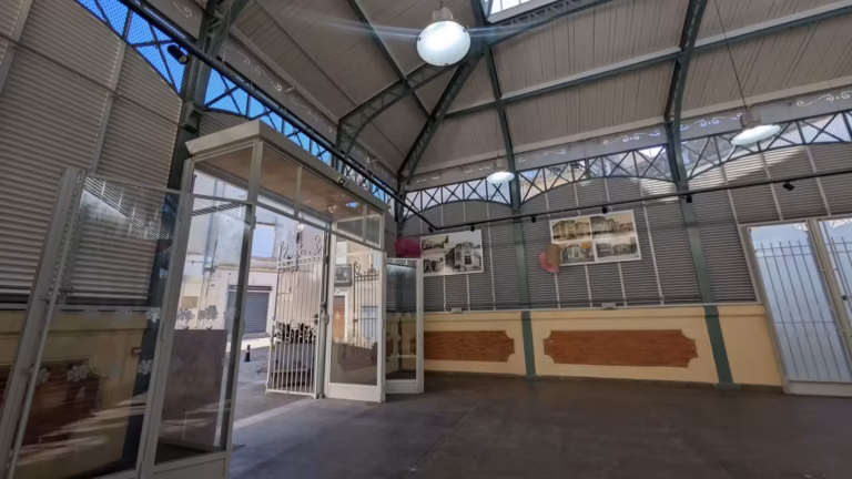 Nef des Halles de Poussan et ses portes vitrées