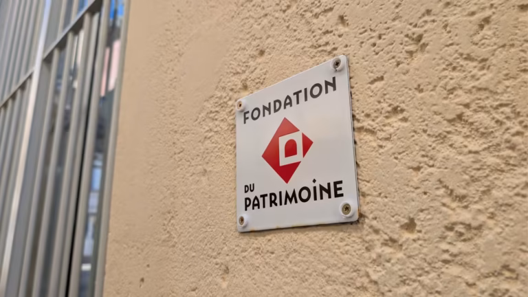 Plaque de la Fondation du patrimoine sur le mur des Halles
