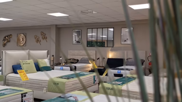 Lits et matelas exposés, décoration murale de feuilles dorées
