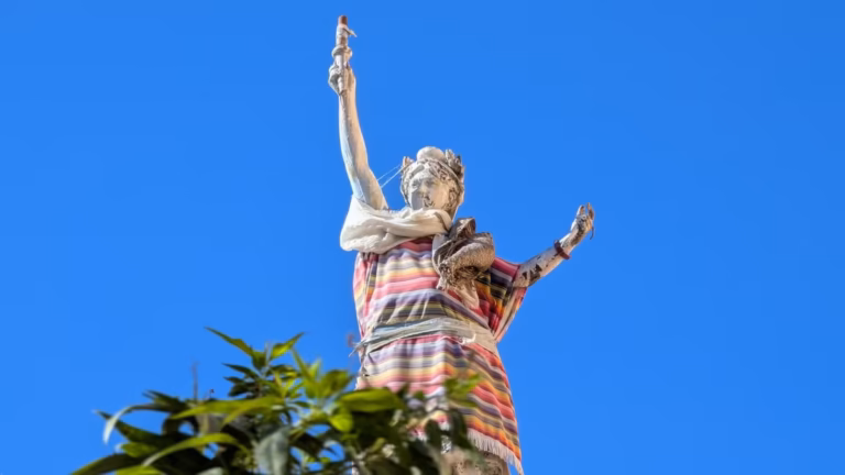Buste de la statue habillée de tricot rayé sur fond de ciel