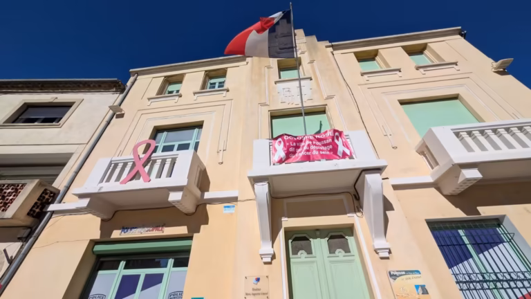 Balcons et drapeau du bâtiment de la Police municipale à Poussan