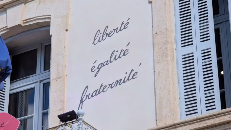 Devise « Liberté, égalité, fraternité » sur la façade de la mairie