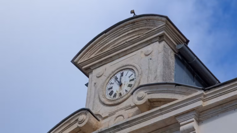 Fronton et horloge de la mairie de Gigean
