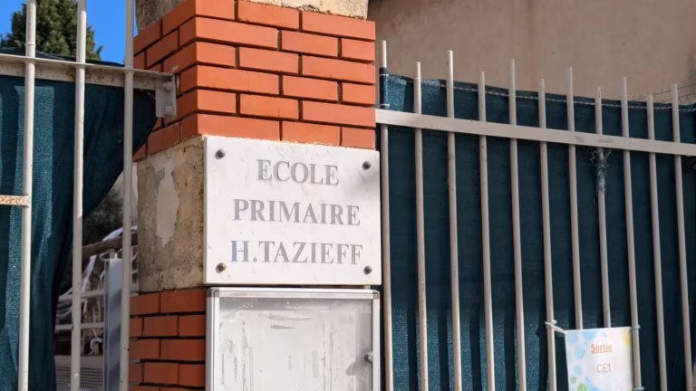 Plaque « École primaire H. Tazieff » sur le pilier d'entrée