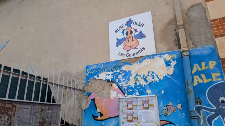 Panneau de l'accueil de loisirs et fresque marine à l'école Tazieff