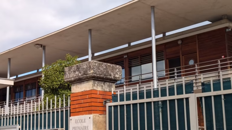 Bâtiment et portail de l'école primaire Haroun Tazieff