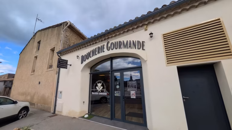 Façade de la Boucherie Gourmande et son entrée vitrée