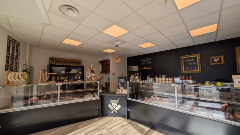 Intérieur de la Boucherie Gourmande et ses longues vitrines