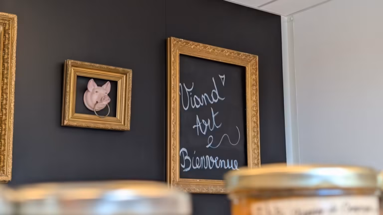 Ardoise « Viand'Art, bienvenue » dans un cadre doré