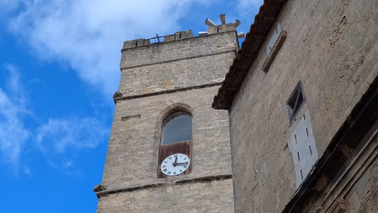 Clocher à horloge de l'ancienne église Saint-Geniès