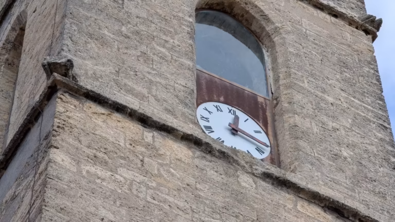 Cadran d'horloge du clocher de l'ancienne église