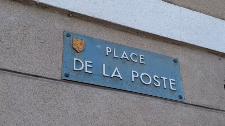 Plaque « Place de la Poste » aux armes de Gigean