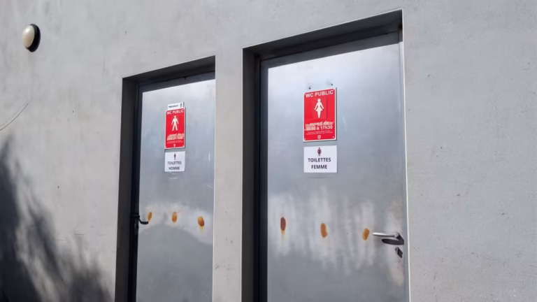 Portes des toilettes publiques de Gigean