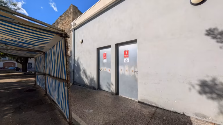 Bâtiment des toilettes publiques sous une pergola