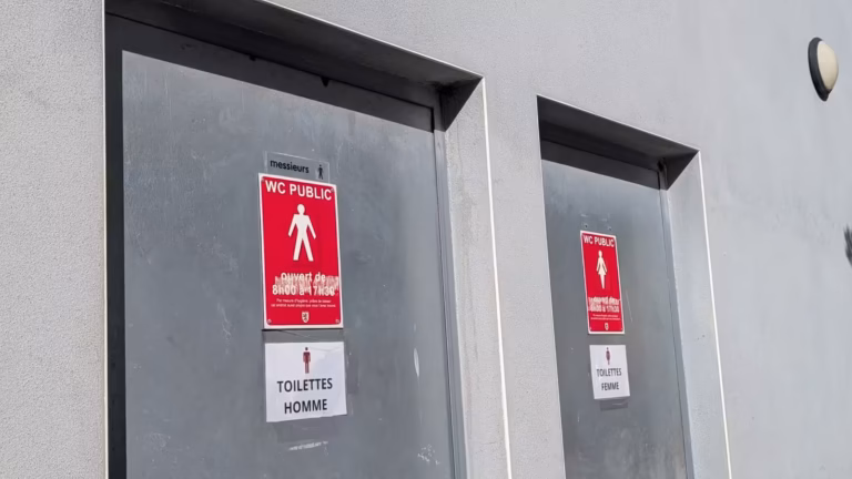 Signalétique des toilettes publiques hommes et femmes