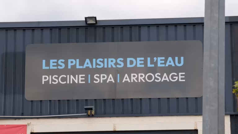 Panneau « Piscine, spa, arrosage » sur la façade d'Irripiscine