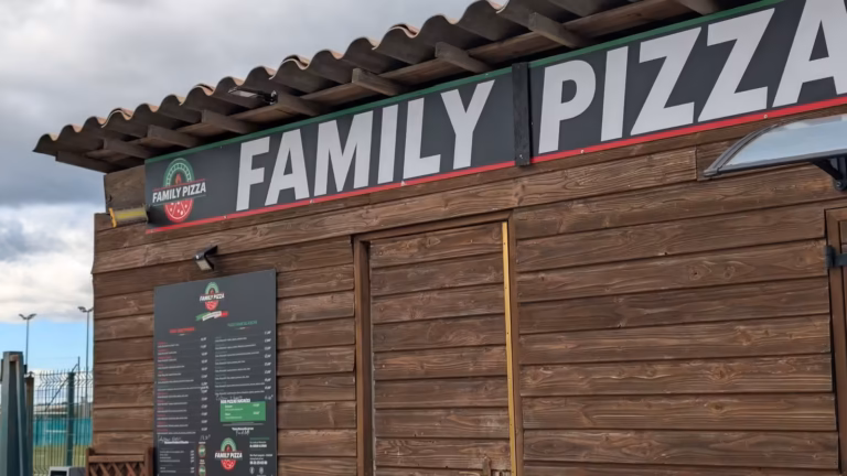 Cabane en bois de Family Pizza et son enseigne, rue Paul Langevin