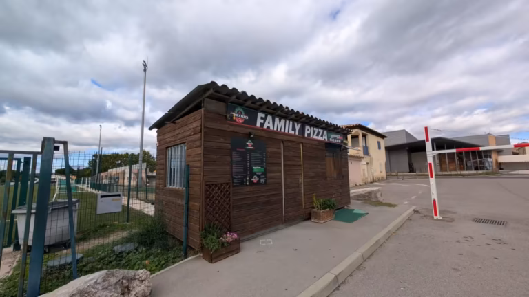 Kiosque Family Pizza au bord du parking du stade de Gigean