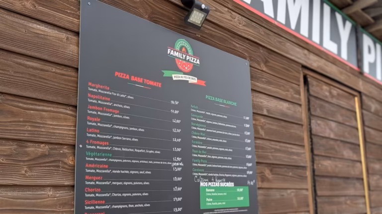 Carte des pizzas affichée sur le kiosque Family Pizza