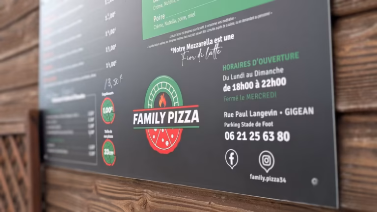 Panneau Family Pizza avec logo et mention de la mozzarella fior di latte