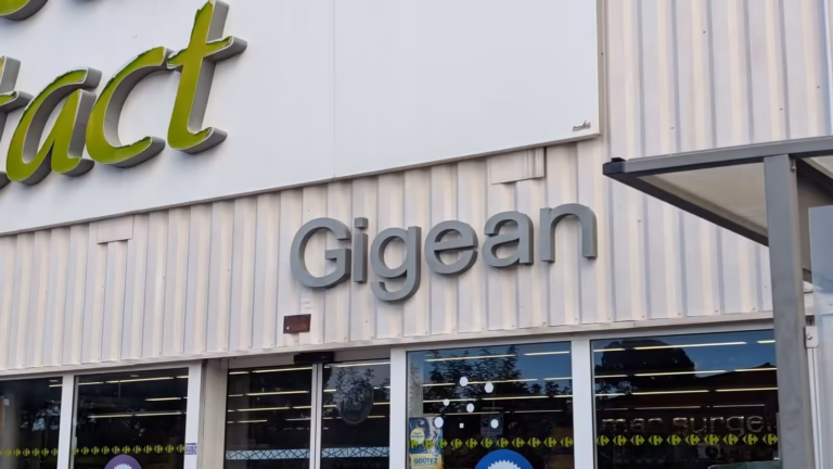 Lettrage « Gigean » sur la façade du Carrefour contact