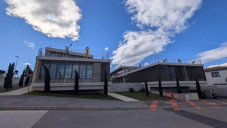 Façade moderne de l'école Laurent Ballesta et sa clôture