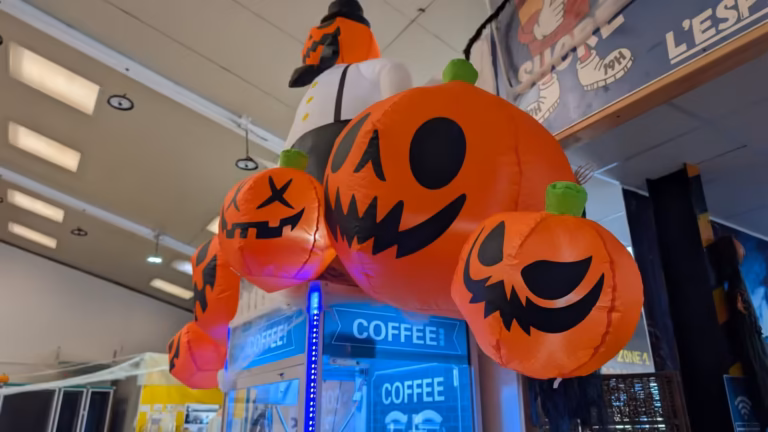 Citrouilles gonflables et décor d'Halloween dans la salle