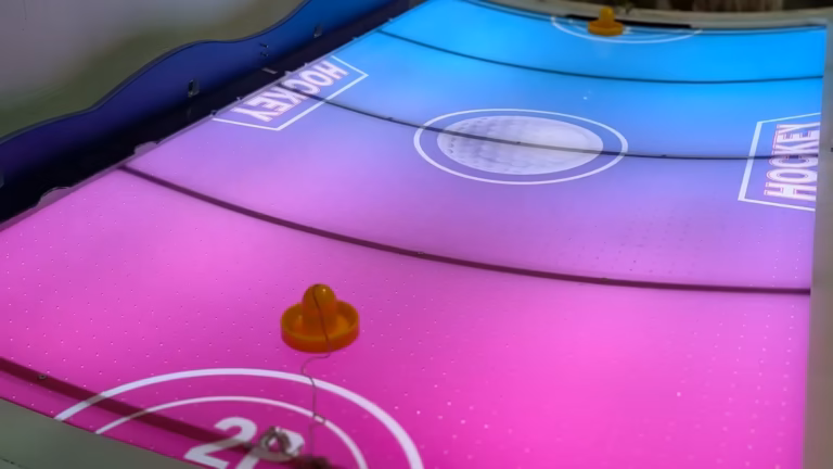 Table de air hockey lumineuse rose et bleue