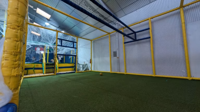 Petit terrain de foot en gazon synthétique sous filet