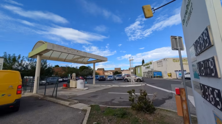 Station-service et parking du Carrefour contact sous le ciel bleu