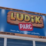 Enseigne Ludik Parc « Parc de jeux pour enfants » sur la façade
