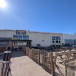 Espace extérieur aménagé de Ludik Parc avec clôtures en bois