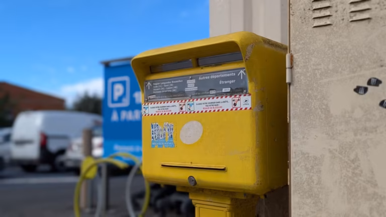 Boîte aux lettres jaune près du parking du Carrefour contact