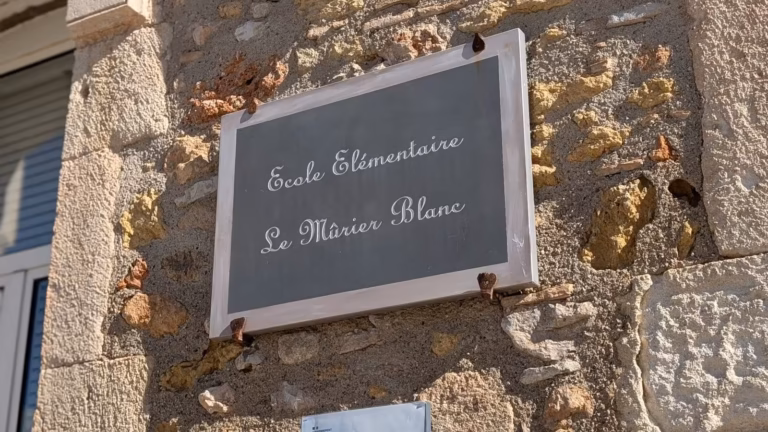 Plaque « École élémentaire Le Mûrier Blanc »