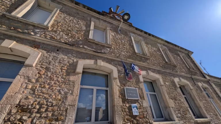 Fenêtres et drapeaux de l'école Le Mûrier Blanc