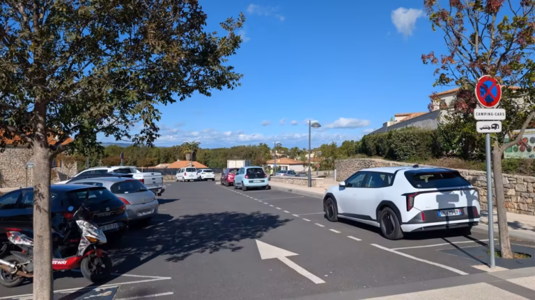 Rue et stationnement en bordure de l'esplanade