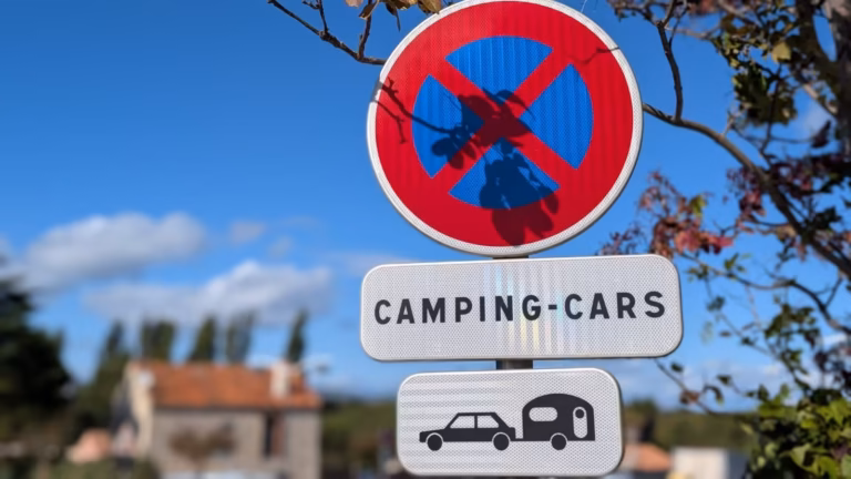 Panneau de stationnement interdit aux camping-cars