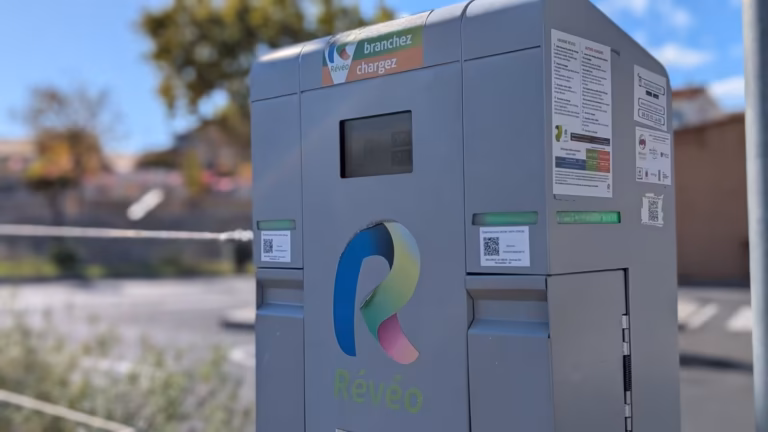 Borne de recharge Révéo « Branchez, chargez »