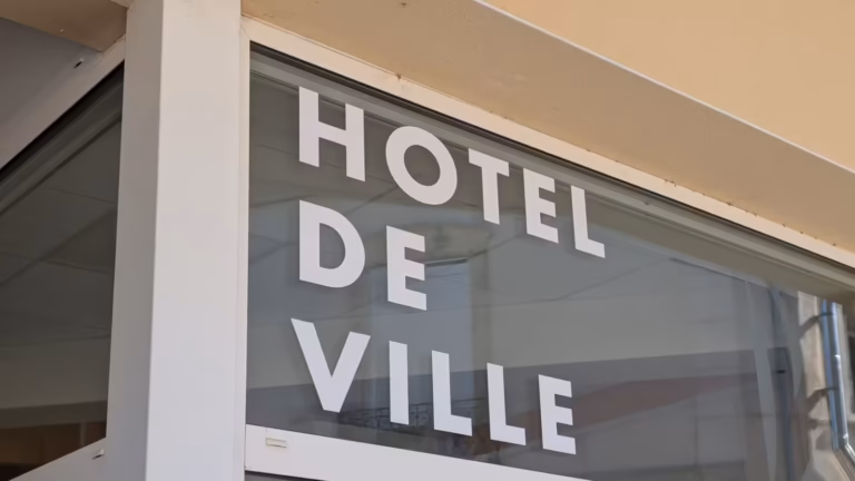 Inscription « Hôtel de Ville » sur la vitre de la mairie