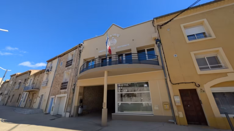 Bâtiment de la mairie de Balaruc-le-Vieux et son balcon
